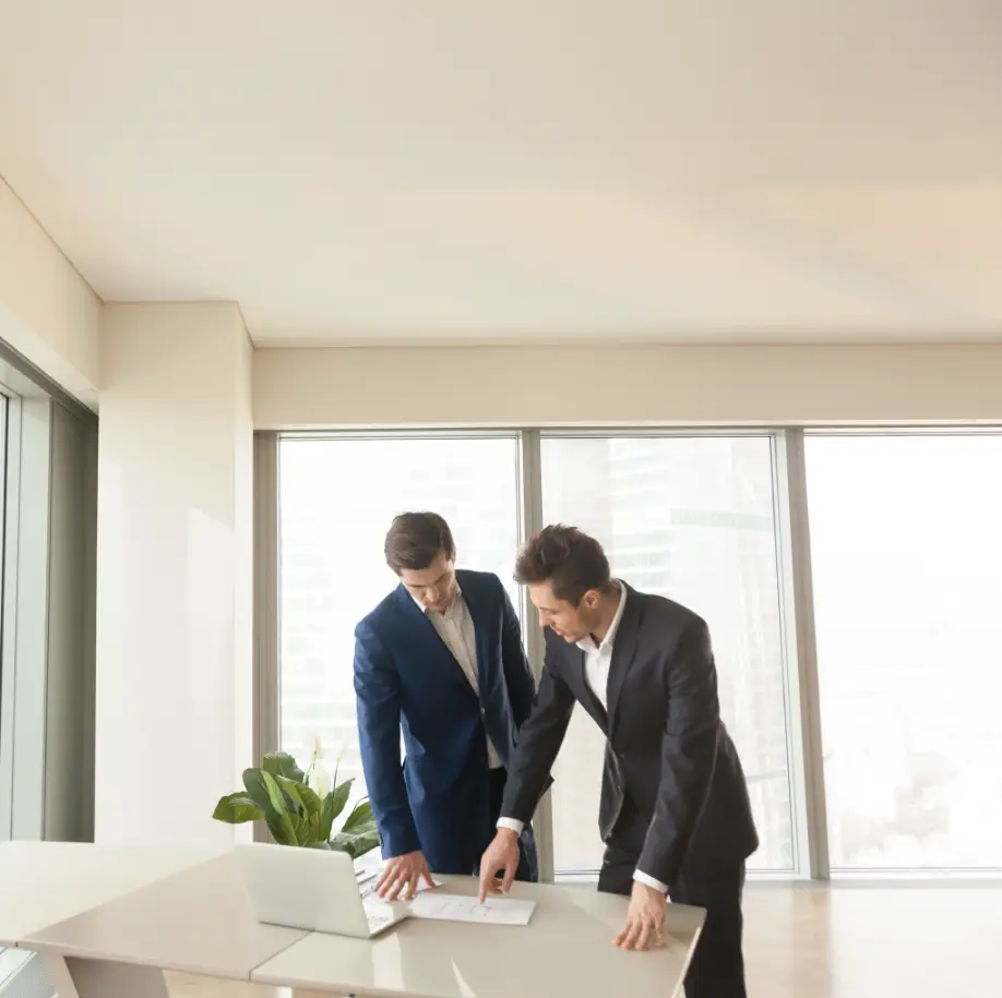 Imagen de dos personas platicando en una oficina